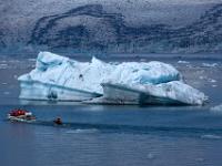 Größenvergleich zwischen Amphibienfahrzeug und riesigem Eisberg im Jökulsárlón - Skaftafell NP